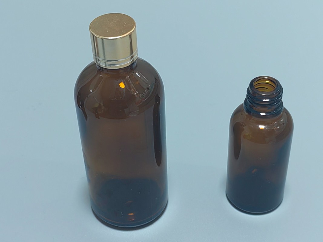 आवश्यक तेल पैकेजिंग 1OZ 2OZ 20ml 30ml 50ml एम्बर आवश्यक तेल सीरम बाल प्रतिरोधी टोपी के साथ ग्लास ड्रॉपर बोतल