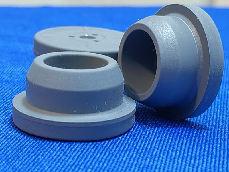 13 मिमी 20 मिमी 28 मिमी ग्रे रंग का ग्लास इंजेक्शन शीशी का उपयोग करें थर्मोफाइलाइज्ड पाउडर शीशी फार्मास्युटिकल ब्यूटिल रबर क्लॉपर