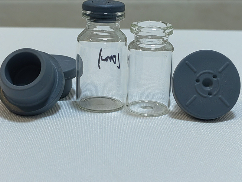 13 मिमी 20 मिमी 28 मिमी ग्रे रंग का ग्लास इंजेक्शन शीशी का उपयोग करें थर्मोफाइलाइज्ड पाउडर शीशी फार्मास्युटिकल ब्यूटिल रबर क्लॉपर