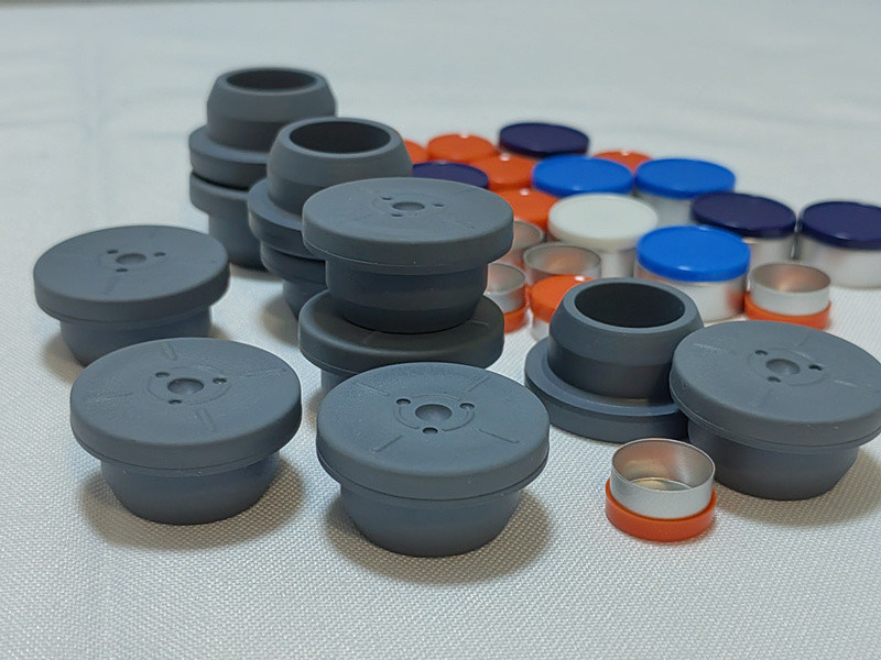 13 मिमी 20 मिमी 28 मिमी ग्रे रंग का ग्लास इंजेक्शन शीशी का उपयोग करें थर्मोफाइलाइज्ड पाउडर शीशी फार्मास्युटिकल ब्यूटिल रबर क्लॉपर