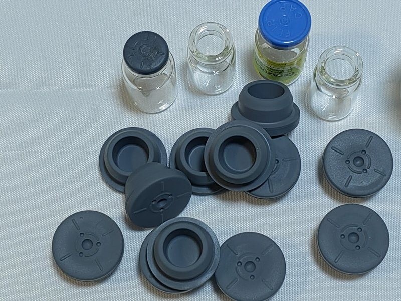 28 मिमी 32 मिमी एथिलीन ऑक्साइड नसबंदी चिकित्सा उपभोग्य सामग्रियों ग्लास इंजेक्शन शीशी के लिए ब्रोमो बुटाइल रबर stopper